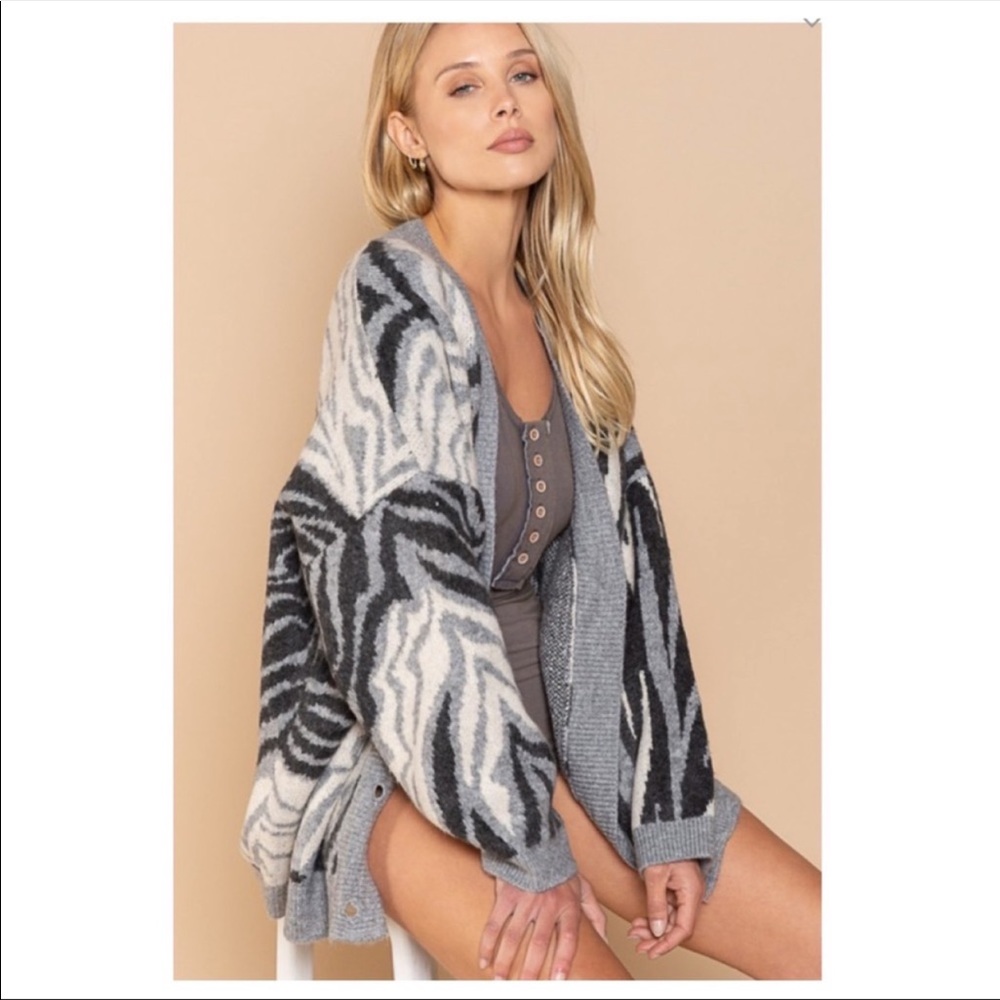 POL- ♥️ Animal mixed print sweater - Picture 2 of 13